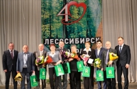 Поздравление Л.С.Чистяковой с награждением  Знаком II степени &quot;За заслуги перед городом Лесосибирском&quot; 